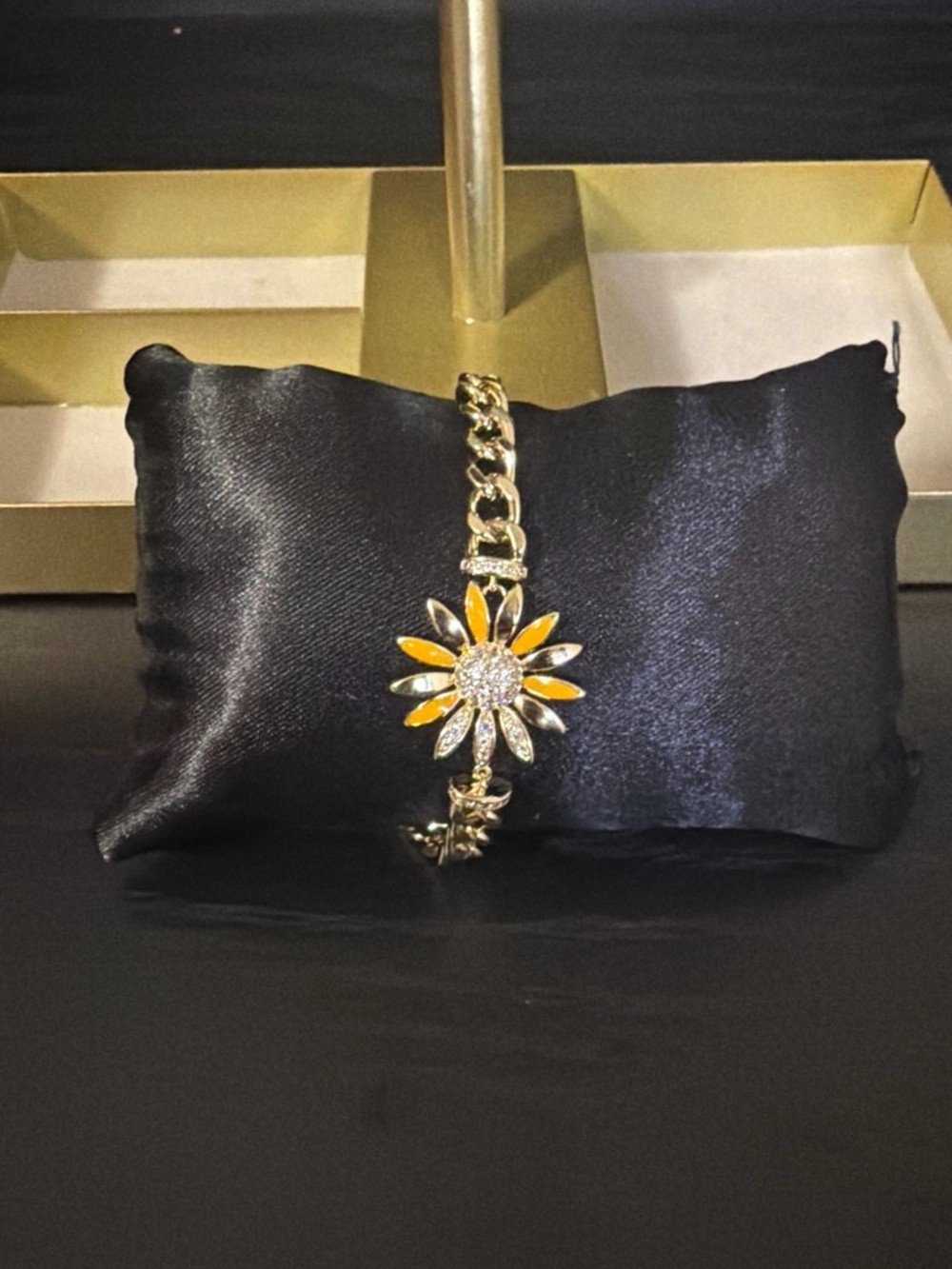 Planet Gold Gold Daisy Bracelet with Yellow Petals